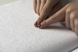 Reading braille text